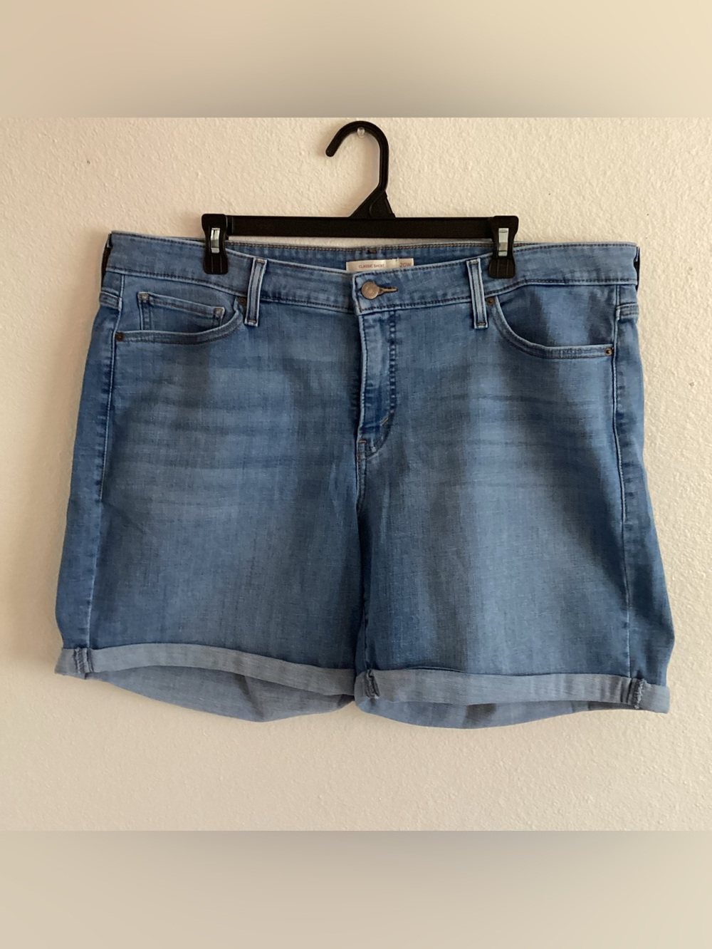 Levi Strauss & Co. Women's Light Blue Rolled-Cuff Denim Shorts 20W